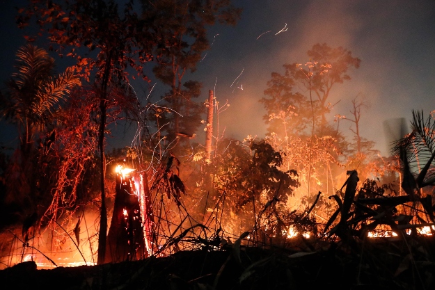 Lángok pusztítják a növényzetet az Amazonas-medencében, a brazíliai Rondonia szövetségi államban lévő Porto Velho közelében 2019. szeptember 9-én.