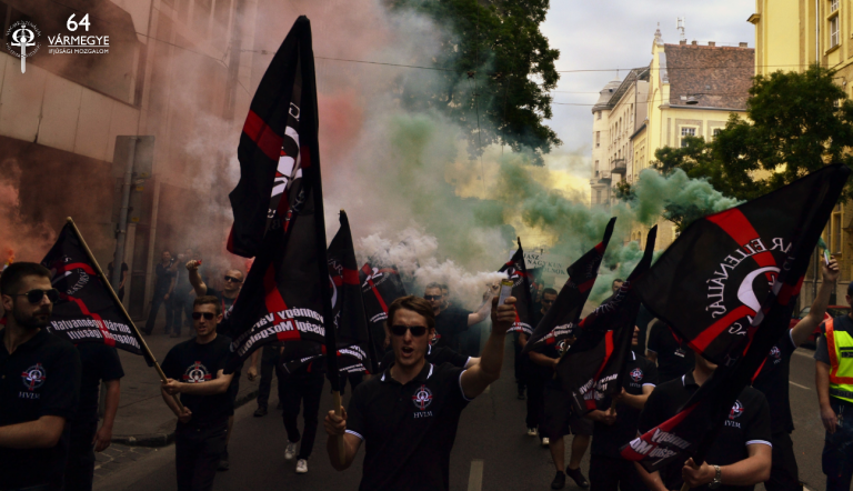 Könyvet, zászlót lehet égetni és Molotov-koktéllal kommunistát dobálni a HVIM 