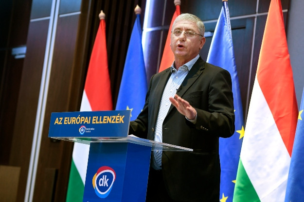 Gyurcsány a háttérben meghúzódó Gyurcsány-szálról és egy tökről posztolt