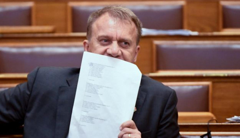 A parlament kétharmados többséggel megszavazta Varju László mentelmi jogának felfüggesztését