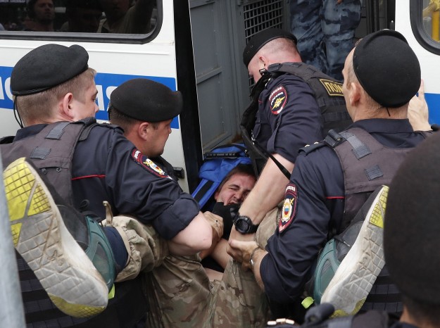 Tüntetőt vesznek őrizetbe rendőrök az Ivan Golunov tényfeltáró újságíró hamis vád alapján való meghurcolásában bűnrészes rendőrök felelősségre vonását követelő 