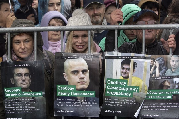 Bebörtönzött orosz aktivisták képmása egy ellenzéki tüntetésen Moszkvában 2019. szeptember 29-én
