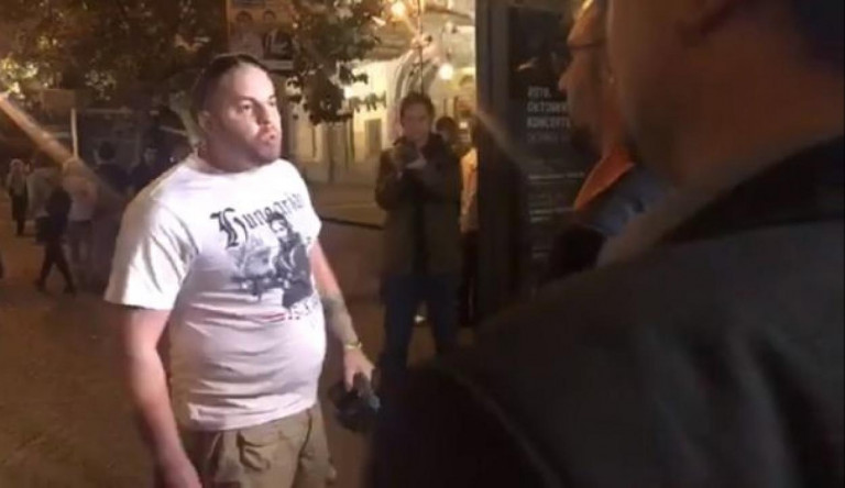 A DK kiírta, hogy Orbán=Borkai, Bede Zsolt megpróbálta széttépni a tábláikat