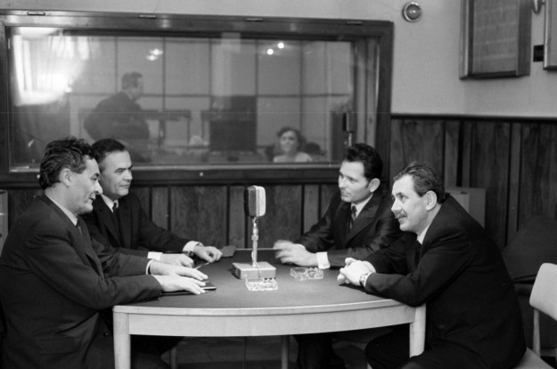 Pál Lénárd (balra) 1971-ben, amikor a Központi Fizikai Kutatóintézet igazgatója volt (vele szemben Aczél György a kárádi kultúrpolitika irányítója)