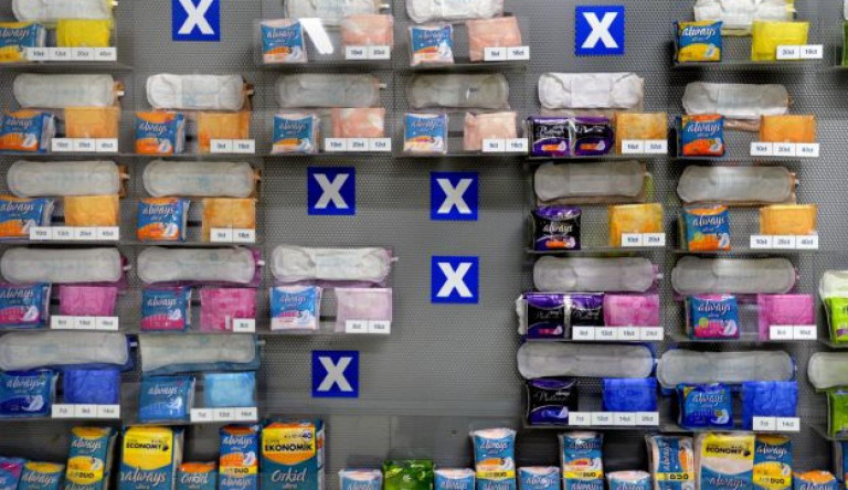 Nem engedi a Fidesz, hogy a Parlament elé kerüljön a női egészségügyi termékek áfacsökkentése