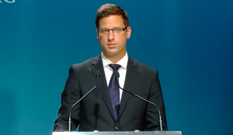 Gulyás Gergely: a növekvő jólét nem járhat a keresztyén és nemzeti identitás elvesztésével