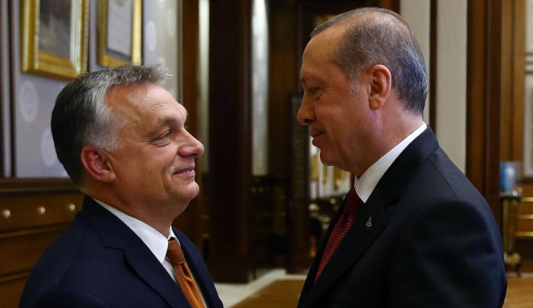 Vörös festékkel öntötték le magukat tiltakozók a Kossuth téren