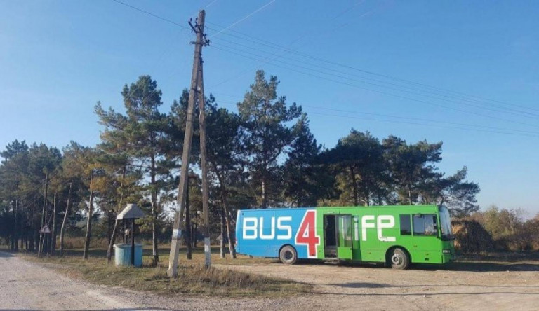 Agymosás az iskolák előtt: abortuszellenes busz járta az országot