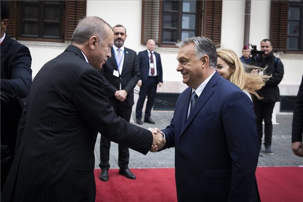 Megtörtént az Orbán-Erdogan kézfogás