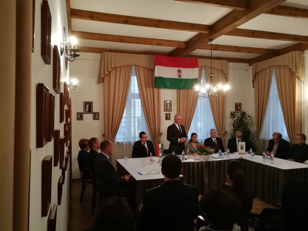 Középütt a polgármester, bal szélen Mészáros, aki ujjaival végigdobolta az alakuló ülést