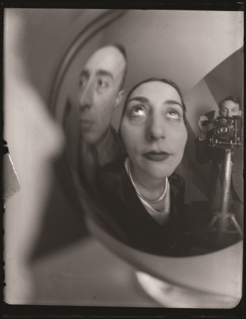 André Kertész: Arcok és a fotográfus tükröződése egy ezüst üveggömbben