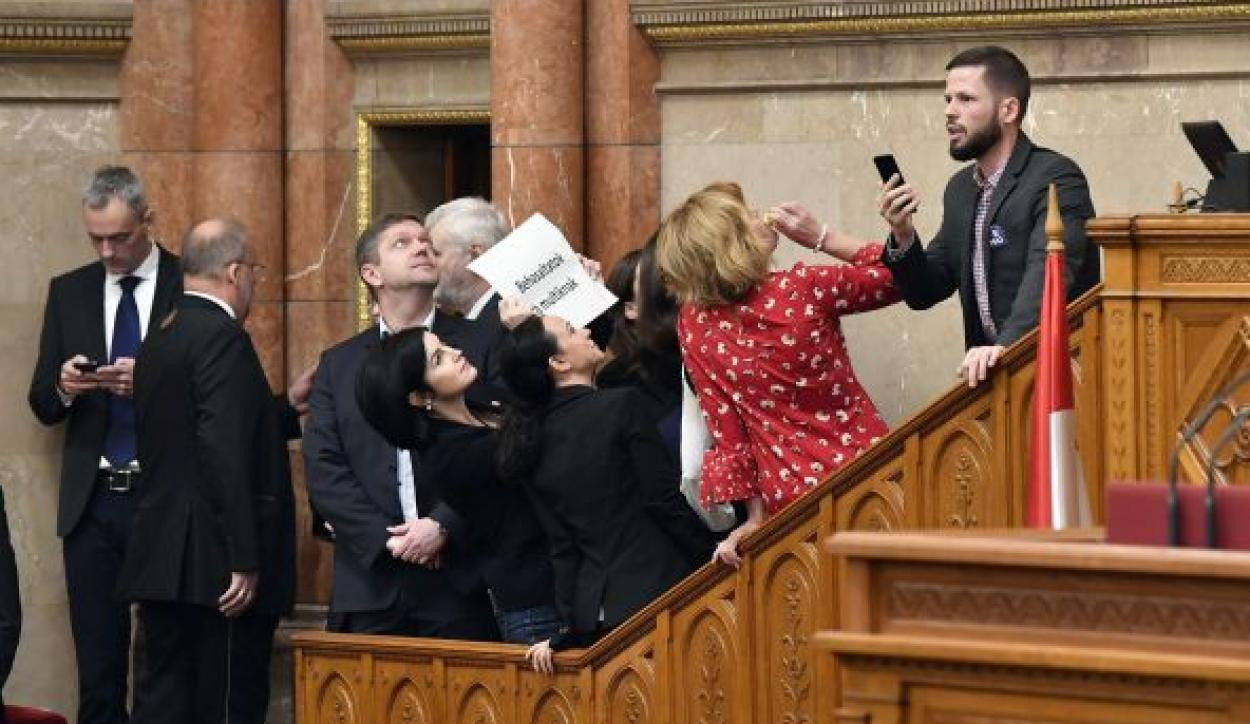 Bekeményít a Fidesz: kitiltás és egyéves fizetésmegvonás járhat a képviselőknek