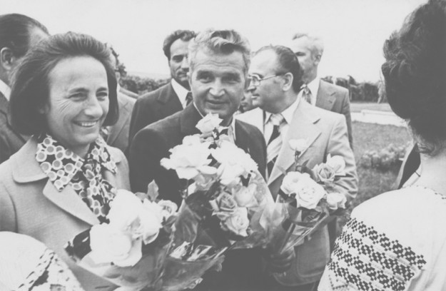 Ceausescu is pávatáncot járt. Meg is járta