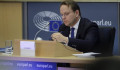 Közleményben kért bocsánatot Várhelyi Olivér az EP-ben tett megjegyzéséért