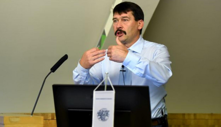 Megduplázná Áder János fizetését egy törvényjavaslat