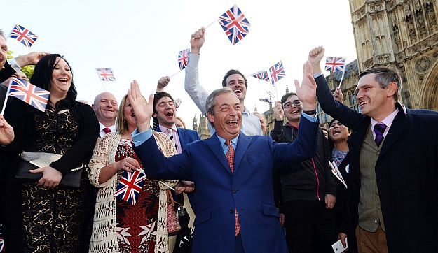 Farage azt állítja, Johnsonék le akarták fizetni, hogy ne induljanak az előrehozott választásokon