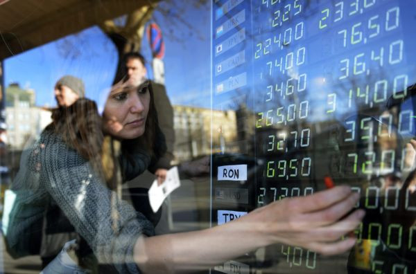 Új történelmi mélypont, 337 forintba került egy euró