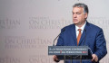 Orbán: „Egy rejtélyes erő lezárja az európai politikusok száját, megbénítja a karjaikat”