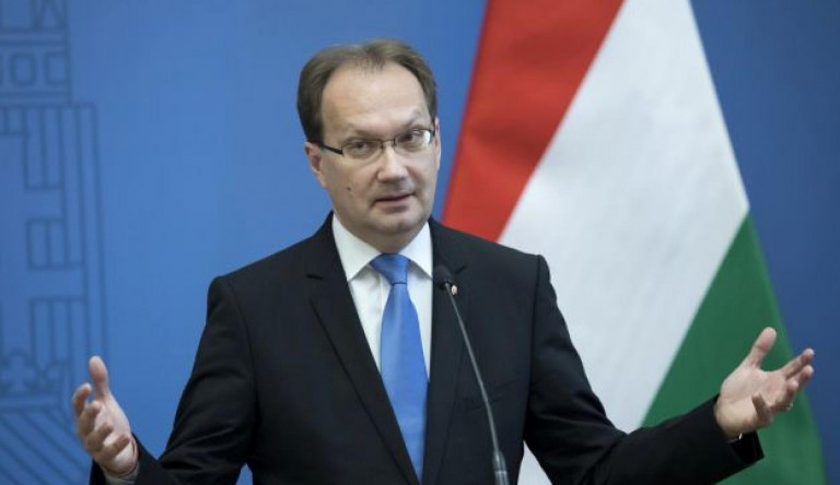 Kirakják Hoppál Pétert a pécsi városházáról