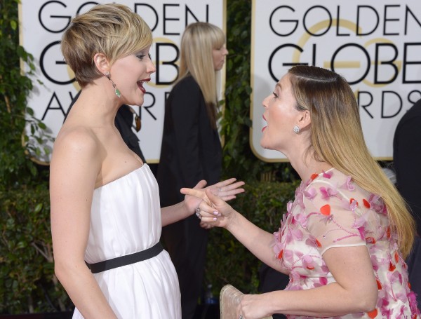Drew Barrymore (j) és Jennifer Lawrence amerikai színésznők a 71. alkalommal odaítélt Arany Glóbusz-díjak (Golden Globe) átadási ünnepségén