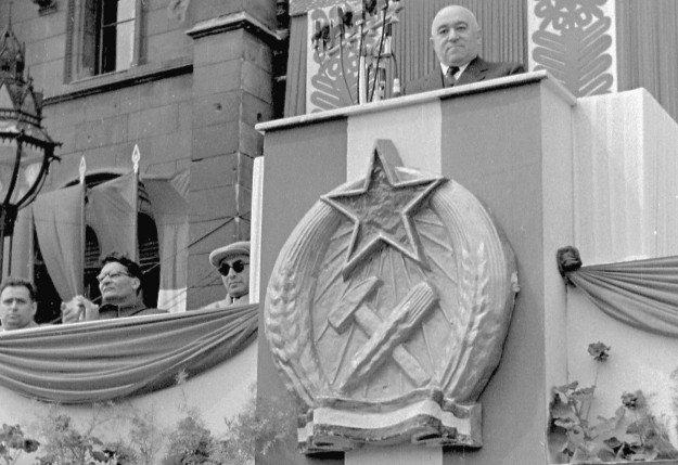 Rákosi Mátyás beszédet mond 1954-ben. Sötét szemüvegben Gerő Ernő, mellette Erdei Ferenc