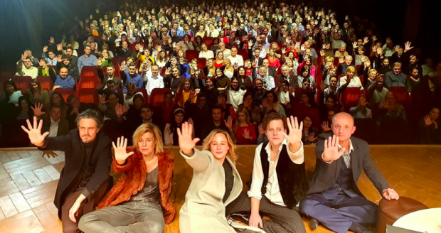 Színészek és nézők közös szelfivel tiltakoztak a Katona József Színházban az új kulturális törvény ellen