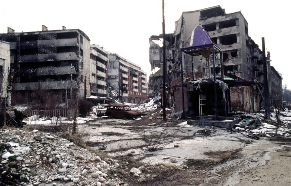 Szétlőtt házak Szarajevóban