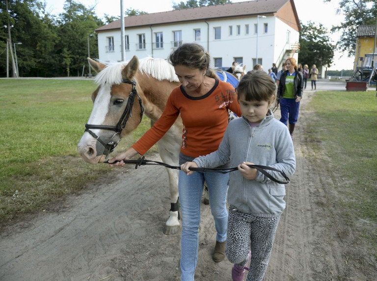 Kivonultak a fideszesek, hogy ne lehessen megszavazni a családi pótlék emelését