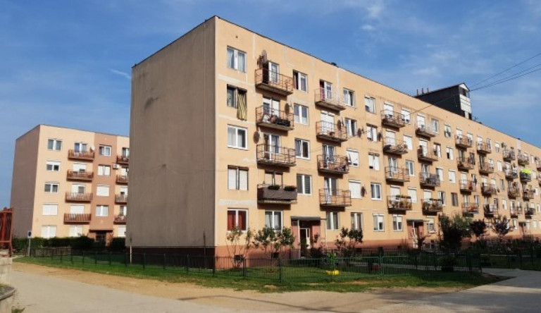 Mi van, ha a közös képviselő visszaél a hatalmával? És mit lehet tenni a nem fizető lakótárssal? Egy szomorú, de mindennapi történet
