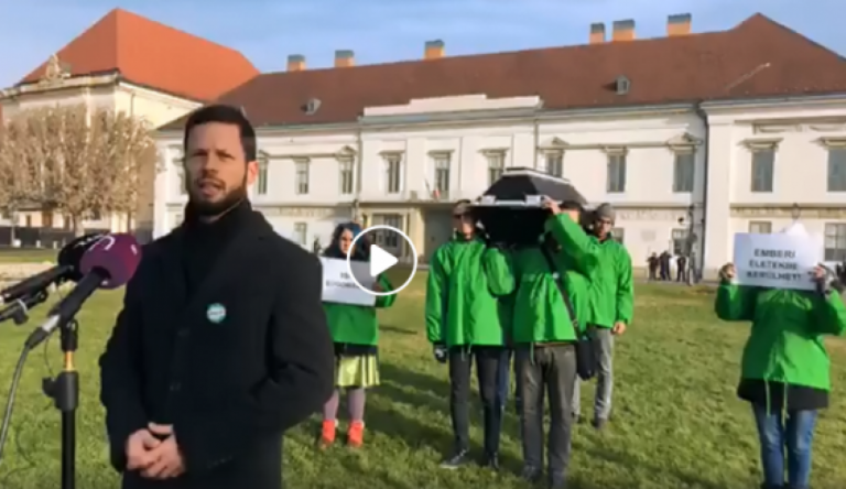 Koporsót vitt a Párbeszéd a Sándor-palota elé