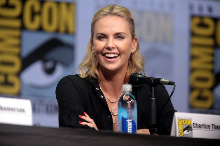 Charlize Theron elmondta, hogyan lőtte le anyja az apját