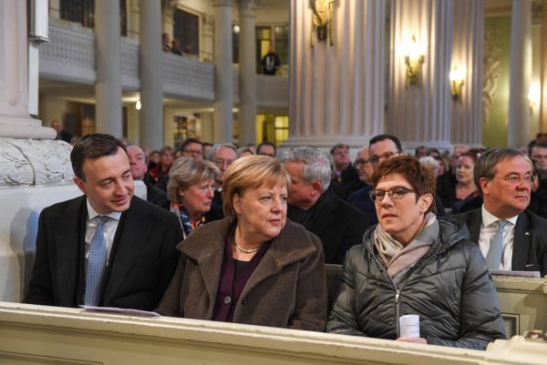Merkel és Kramp-Karrenbauer: ráhagyta