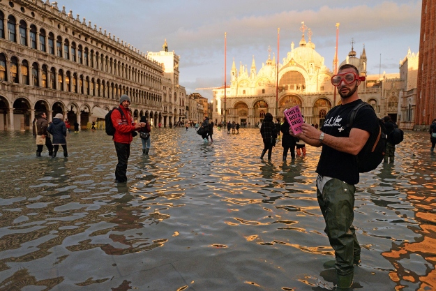 Turisták az elöntött a Szent Márk téren november 17-én, amikor ismét 150 centiméter fölött tetőzött a dagály, és a szigetváros 70 százaléka víz alá alá került.