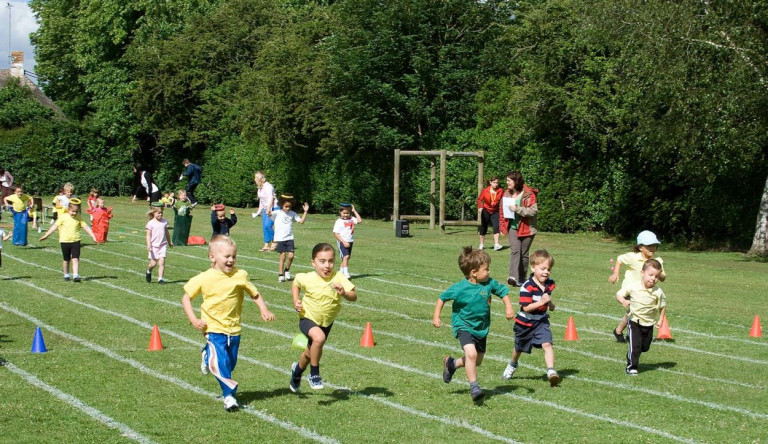 Ingyen labdákkal próbálja az óvodásokat a sport felé terelni a kormány