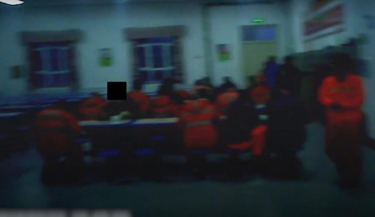 Rejtett kamerás videó tárja fel a kínai koncentrációs táborok titkait