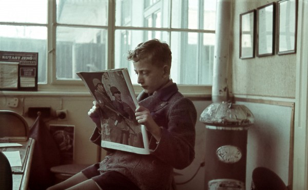 Újságot olvasó fiú az 1930-as években