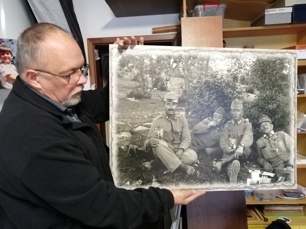 Első világháborús katonák az otthonról hozott felvételen