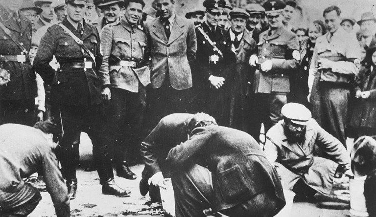 Hitler bevonulásakor megszólaltatta a harangokat, ám a nácik azt üvöltözték: „csatornába a bíborossal!”