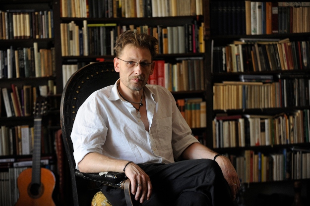 Bartis Attila a Magyar Köztársasági Érdemrend lovagkeresztjével kitüntetett József Attila-díjas író budapesti otthonában 2013. július 4-én.