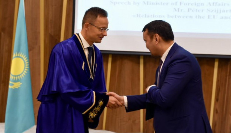 Szijjártó minisztériuma milliárdokat fizet a haveroknak