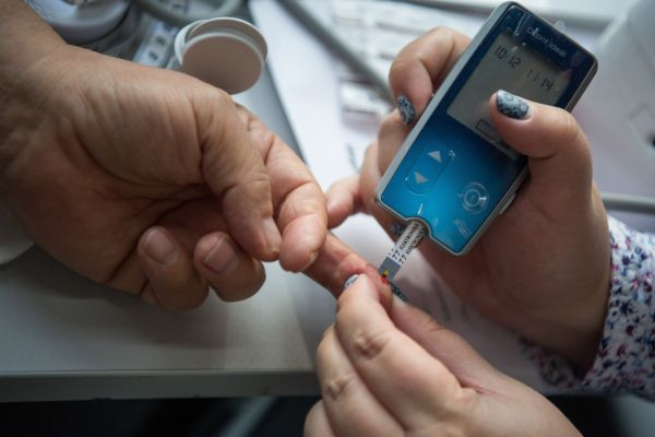 Sokat segíthetnek, nálunk mégis alig elterjedtek a bőr alá ültethető vércukormérő szenzorok 