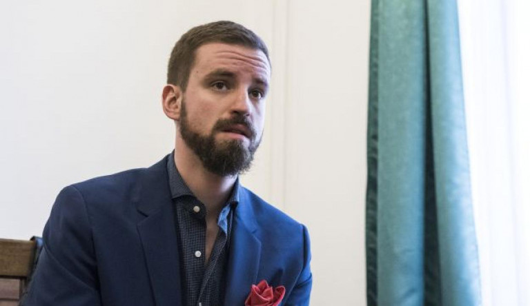 Közérdekű munkára ítélte a bíróság Gulyás Mártont abban az ügyben, amelyben az ő ujját törték el