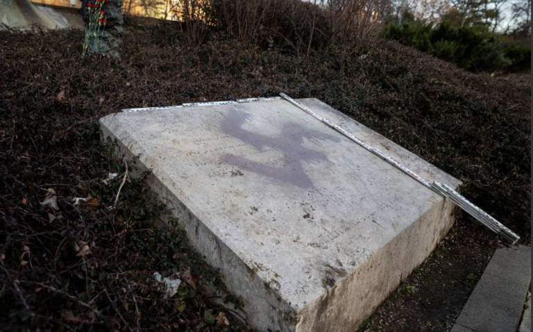 Horogkereszt a nácik ellen harcoló magyarok emléktábláján