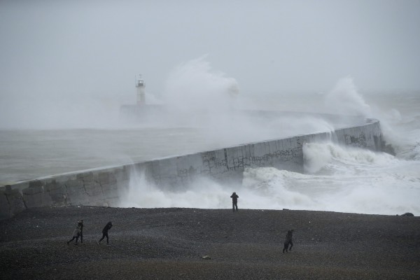 A tenger hullámai átcsapnak egy világítótorony fölött, miközben a Ciara vihar tombol az Anglia déli partvidékén fekvő Newhavenben