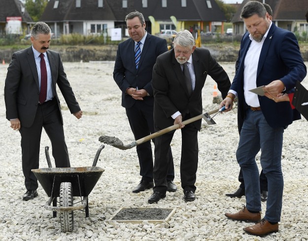 Tessely Zoltán képviselő, L. Simon, Kásler Miklós és a volt polgármester, Koszti András leteszi az alapkövet tavaly októberben
