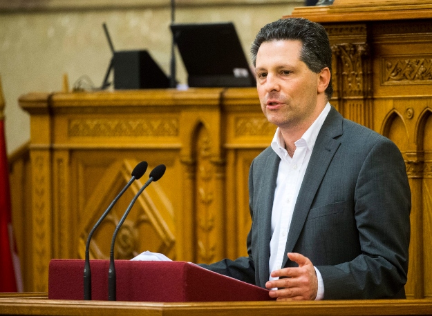 Schiffer András, az LMP frakcióvezetője a párt vezérszónokaként felszólal az egészségügy jelenéről és jövőjéről, a Jobbik kezdeményezésére tartott vitában az Or