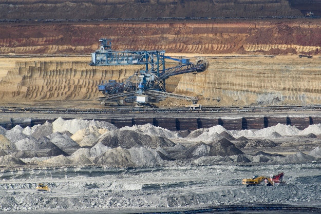 A mátrai erőmű külszíni bányája Visonta közelében 2017. április 6-án.