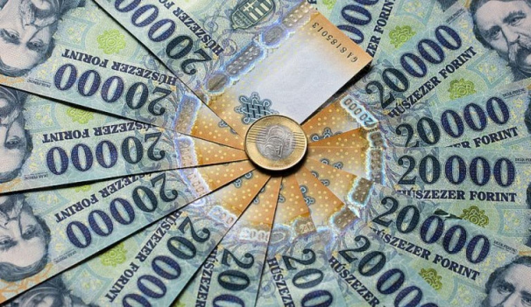 Újabb negatív csúcsot ért el a forint, hétfő délelőtt 404 forint volt 1 euró