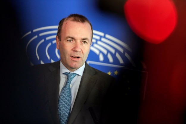 Négy EP-frakció követeli, hogy kössék jogállamisági feltételekhez az EU-s források kifizetését