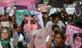 Mexikó nagyvárosaiban a nők elleni erőszak ellen tiltakoztak, miután egy férfi megnyúzta az élettársát